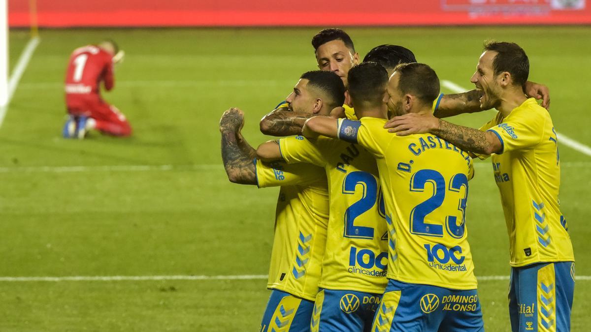 Los jugadores de la UD Las Palmas celebran el gol de la victoria