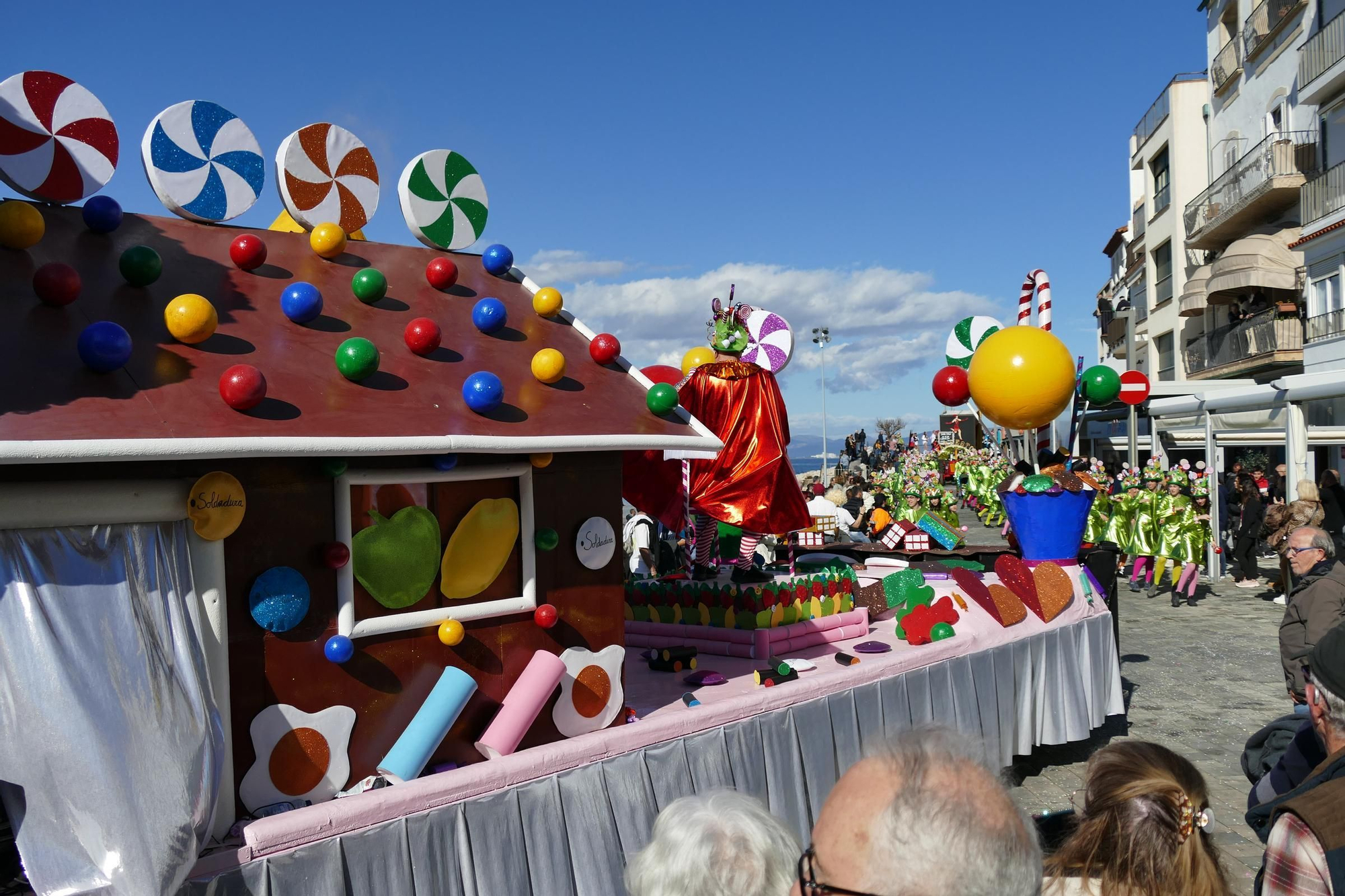 L'Escala s'acoloreix amb la rua de carnaval