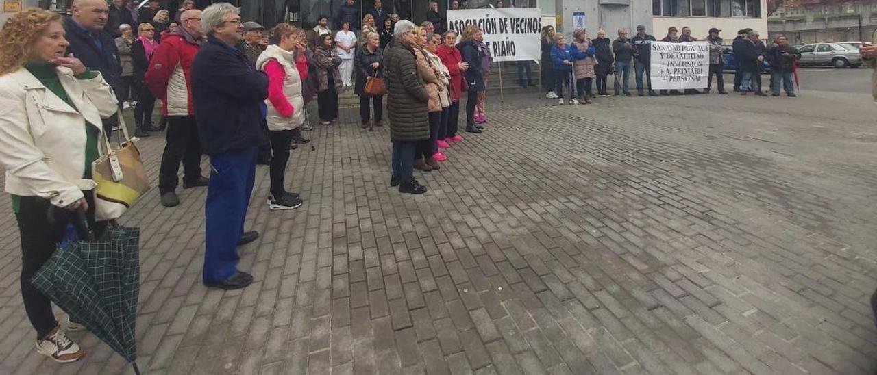 Movilización vecinal frente al Hospital Valle de Nalón.