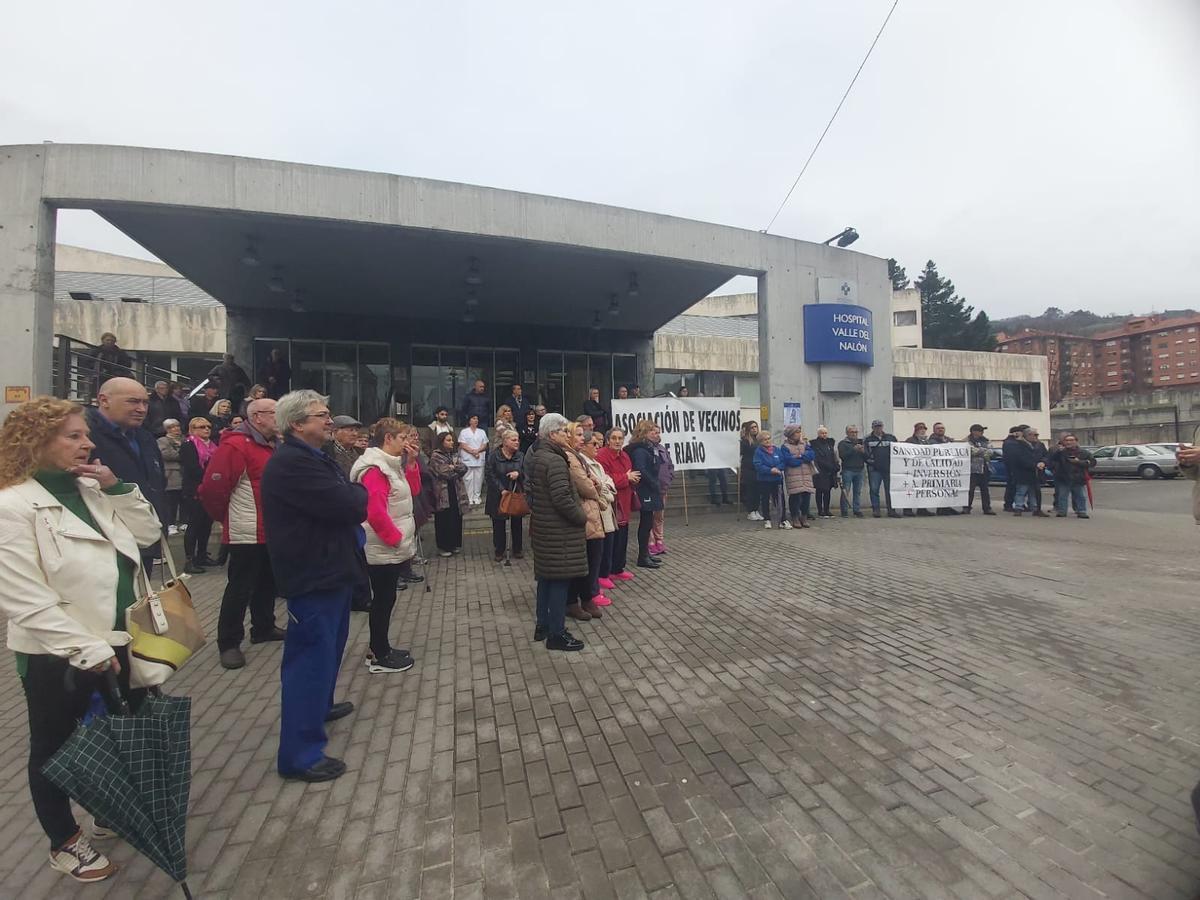 Movilización vecinal frente al Hospital Valle de Nalón.