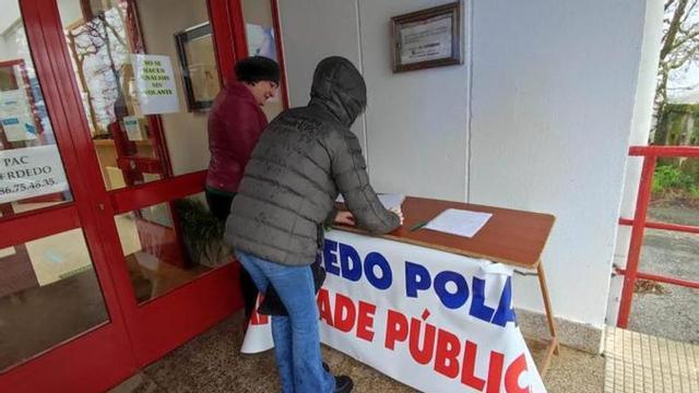 Usuarios firmando para demandar más recursos sanitarios.  | CEDIDA