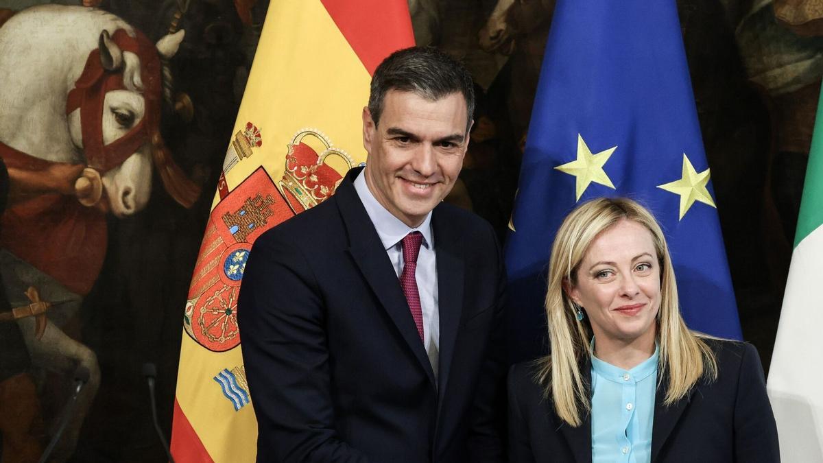 Giorgia Meloni y Pedro Sánchez después de su reunión en el Palacio Chigi en Roma, Italia.