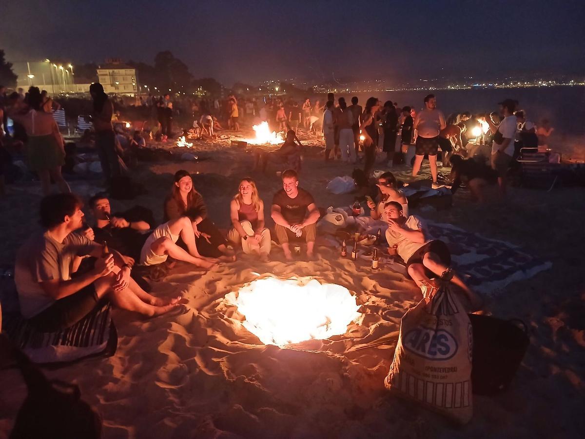 La noche de San Xoán en la playa de Rodeira, en Cangas. La noche de San Xoán en la playa de Rodeira, en Cangas.