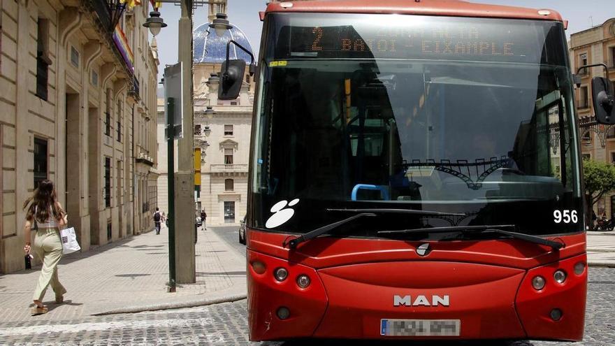 La plantilla del bus urbano de Alcoy denuncia la sobrecarga de trabajo por deficiencias en la concesión