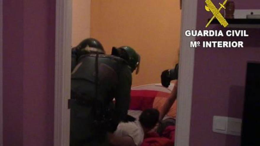 La Guardia Civil con uno de los detenidos.