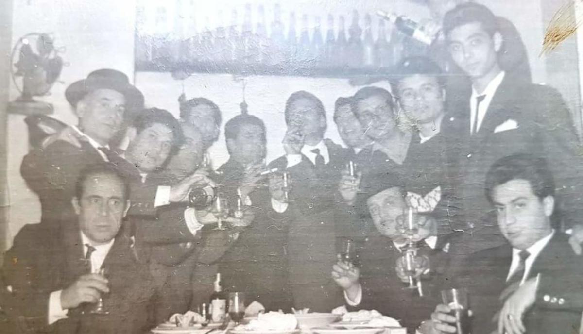 Un encuentro de Feria de cabezas de familias gitanas de Córdoba en los años 50.