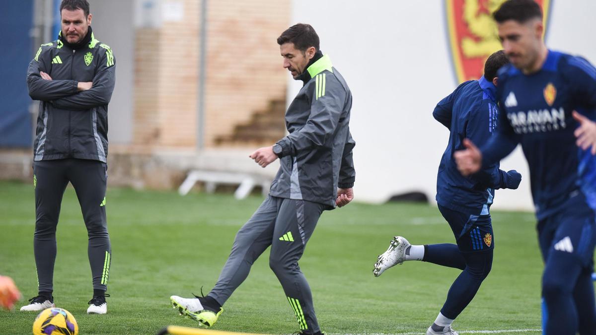 Gabi golpea el balón en su primer entrenamiento al frente del Zaragoza mientras Toni Moya, a la derecha, se ejercita.