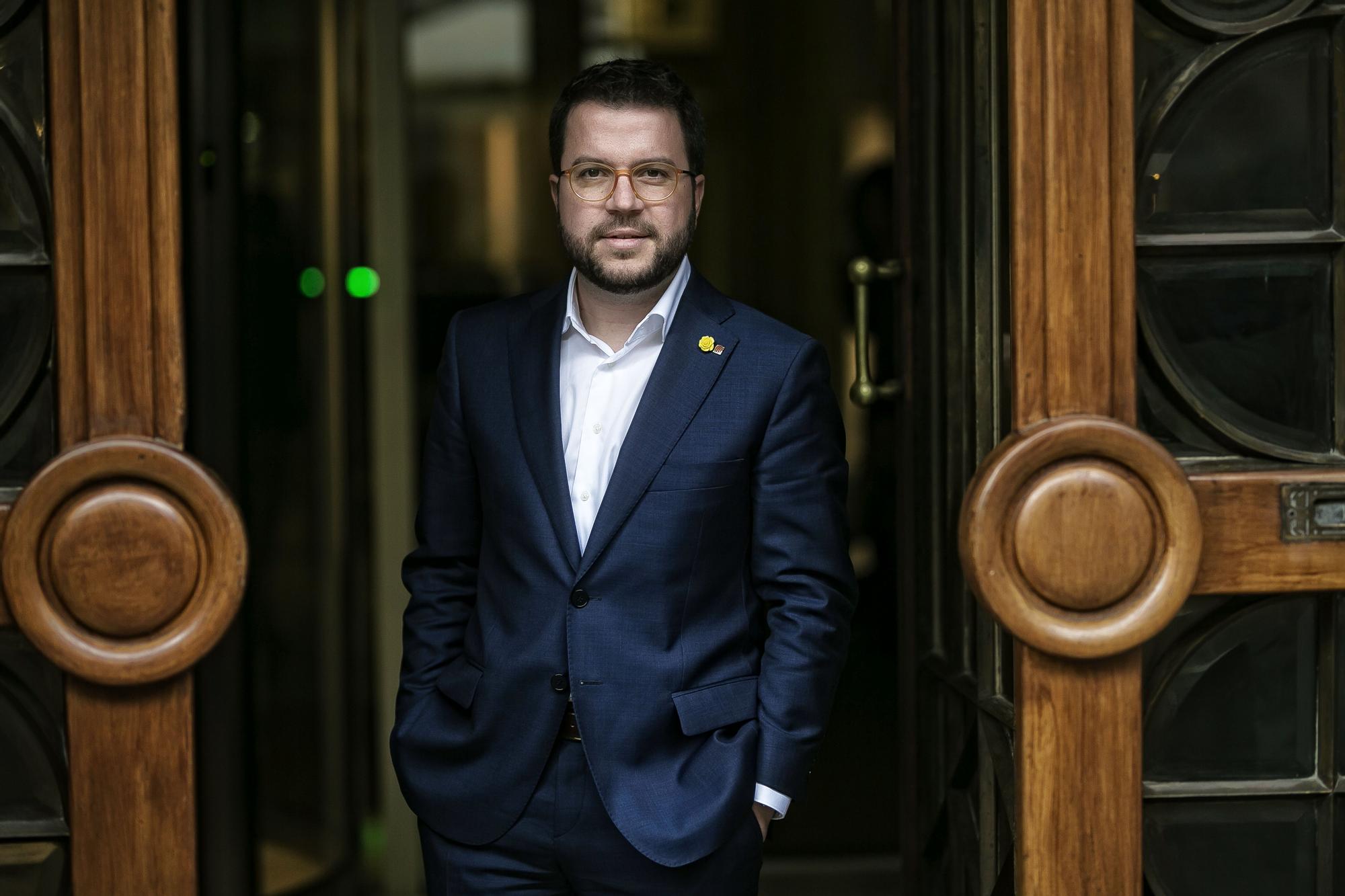 Pere Aragonès en la puerta de la conselleria d'Economia, en mayo de 2019.