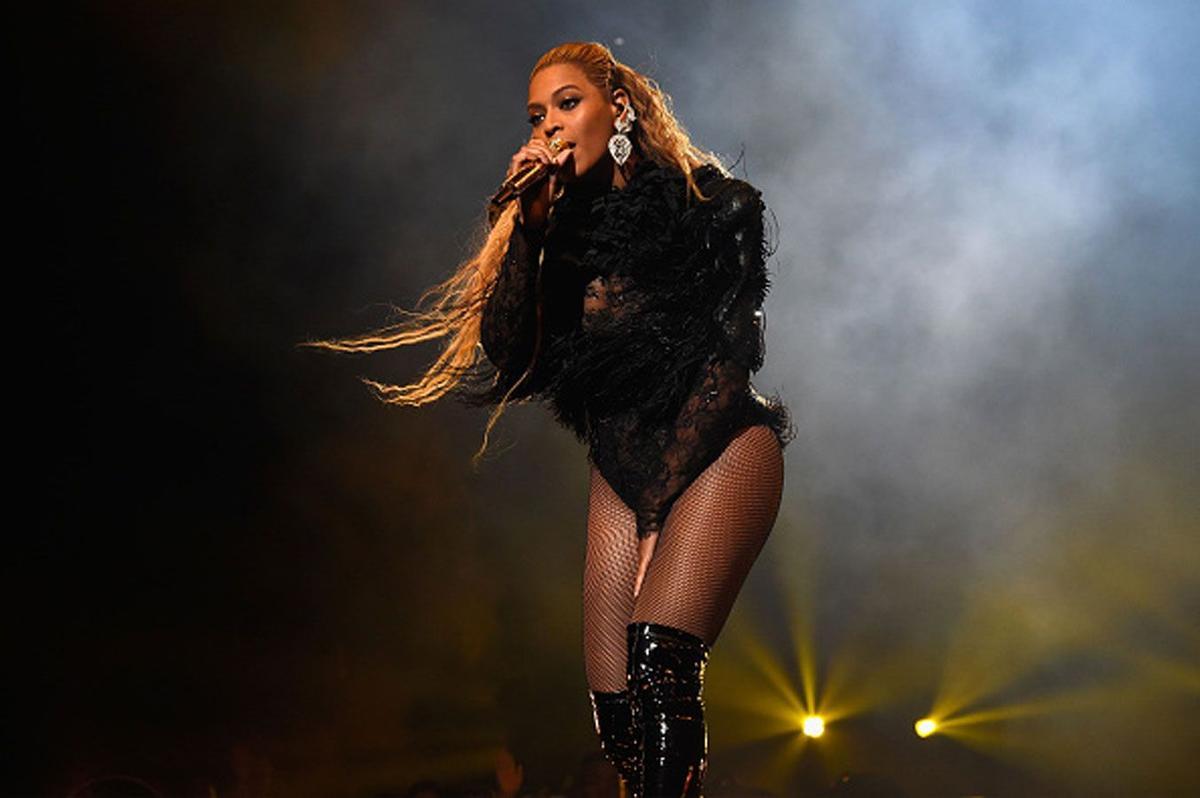 Beyoncé con mono negro en los MTV Video Music Awards 2016