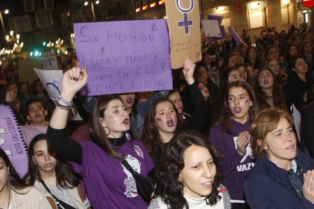 Miles de personas recorren las calles de Vigo en la manifestación central del 8-M