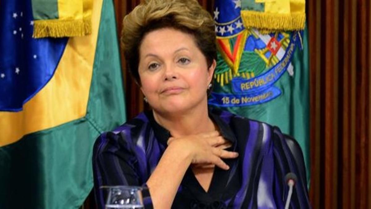 Rousseff durante su reunión con gobernadores y alcaldes brasileños, este lunes.