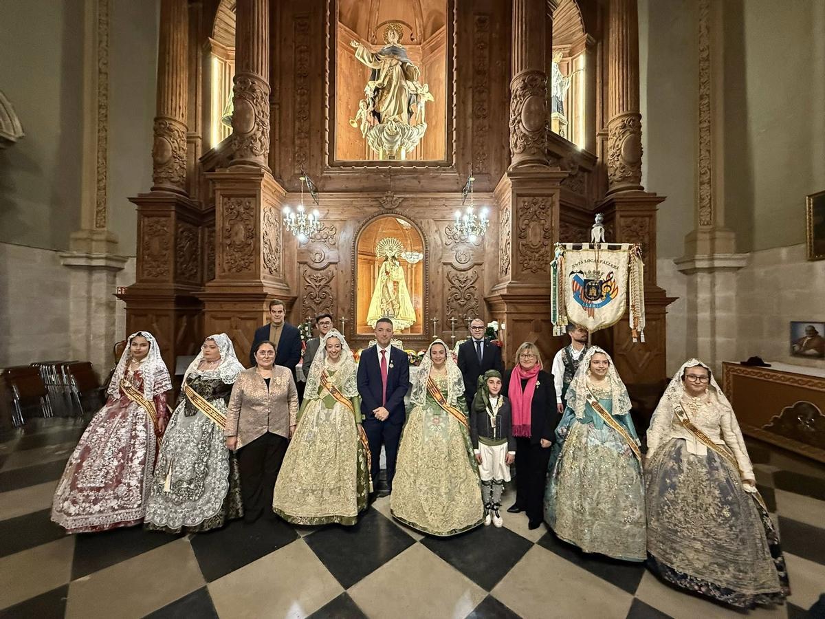 Las máximas representantes de las fallas de Llíria acuden junto a la corporación a la basílica de la Asunción.