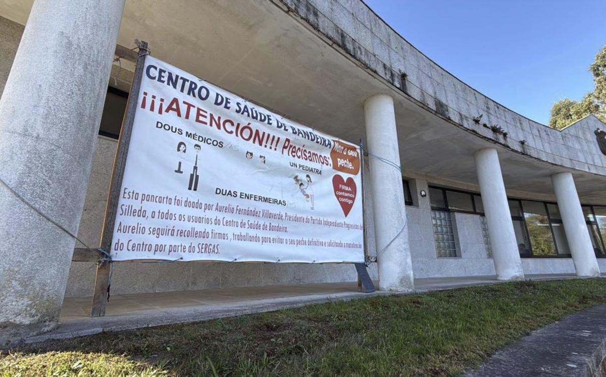 Pancarta en demanda de mejoras en el centro, en octubre de 2025. | BERNABÉ