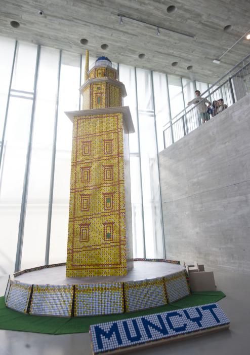 Una Torre de  Hércules con 7.000 cubos de Rubik