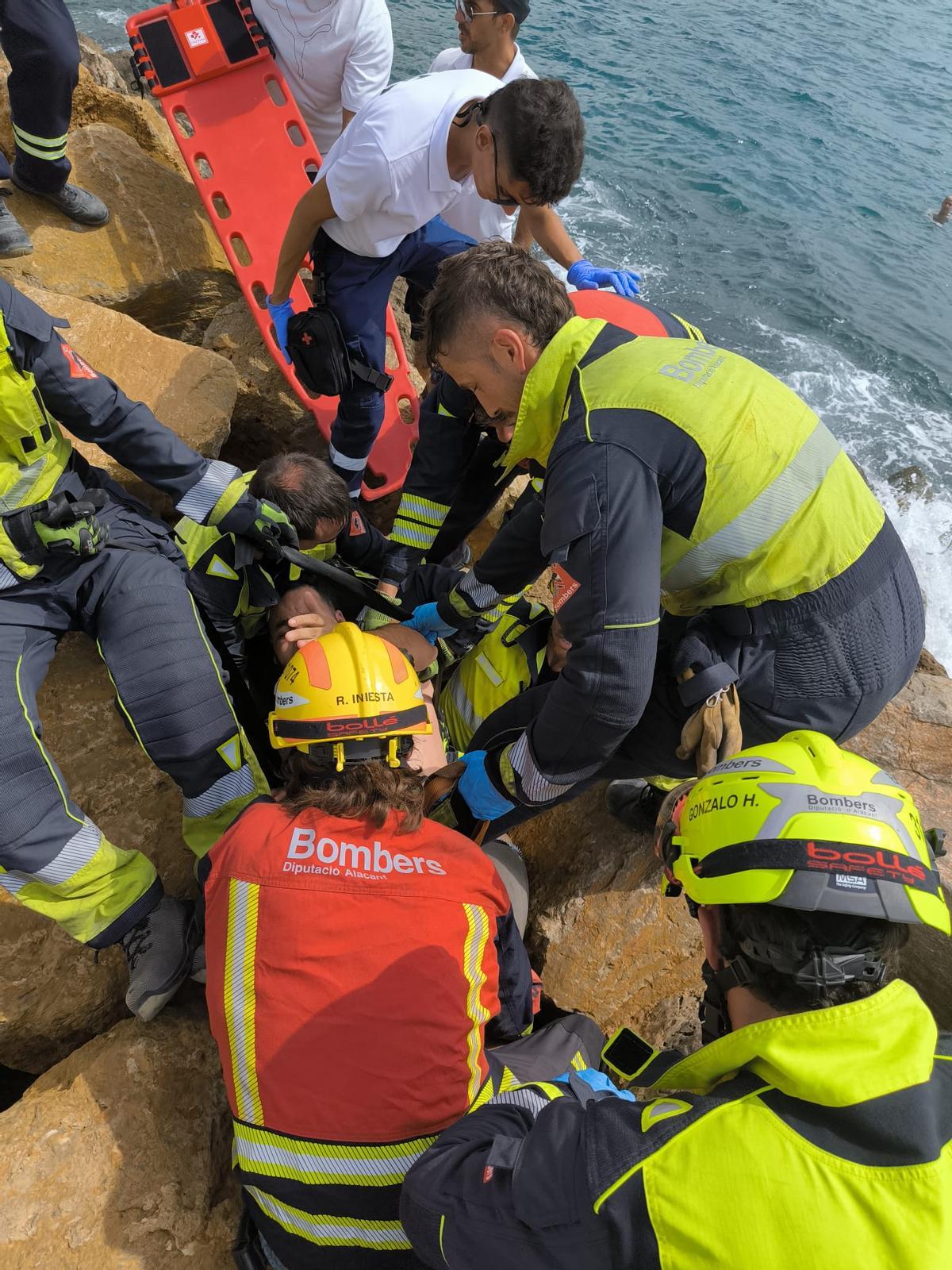 Momento en el que el hombre es rescatado de entre las rocas en el espigón de las piscinas naturales