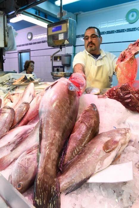 27-03-20  GRAN CANARIA.CIUDAD.  LAS PALMAS DE GRAN CANARIA. Fotos de lo bien abastecidos que están los mercados de frutas, verduras, carnes y pescados.  Fotos: Juan Castro.  | 27/03/2020 | Fotógrafo: Juan Carlos Castro