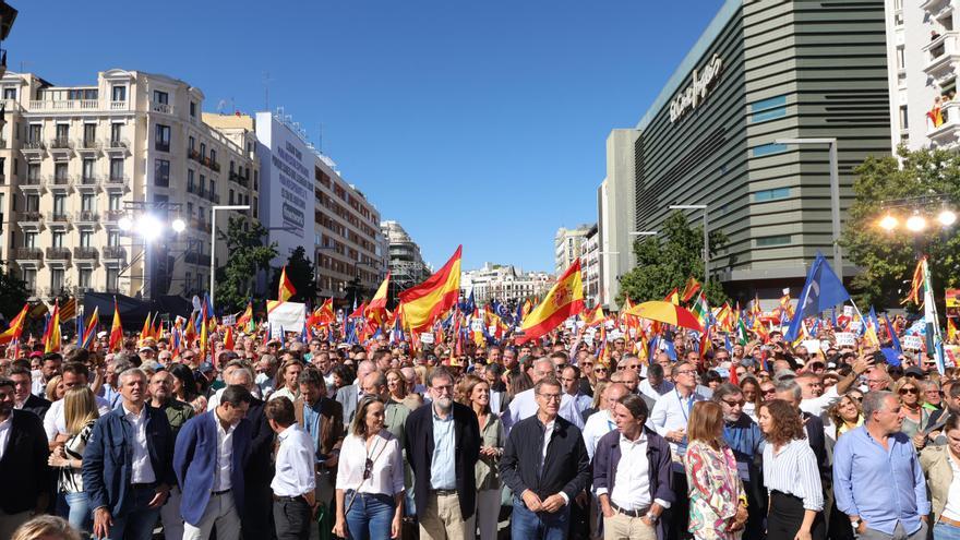 Feijóo se rodea de Aznar y Rajoy durante el acto contra la amnistía