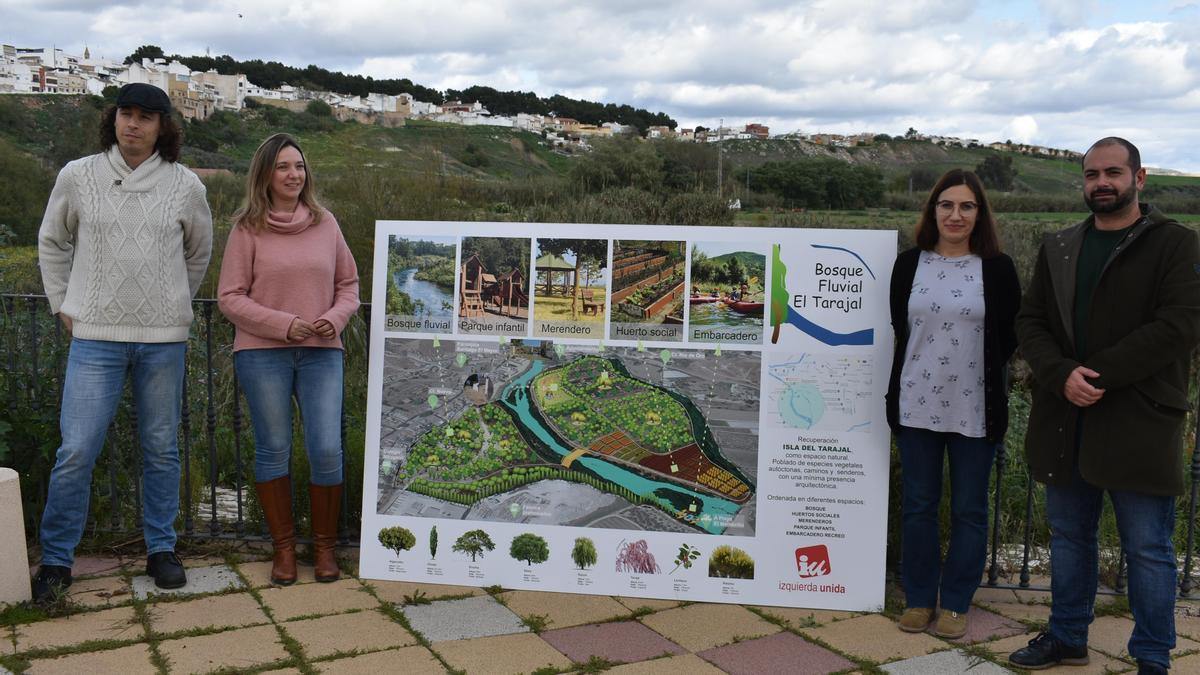 Los concejales de IU Puente Genil, junto al cartel que muestra el proyecto para El Tarajal.