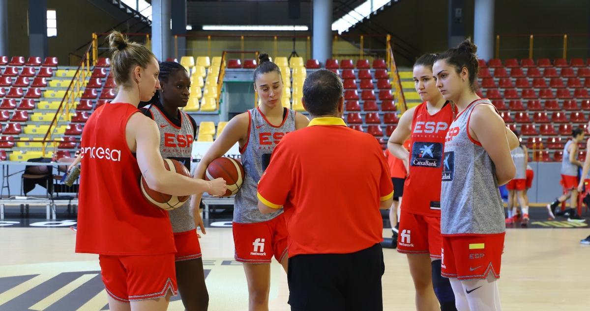 Raquel Carrera, en el centro, escucha al seleccionador dar instrucciones a las pívots de la selección.