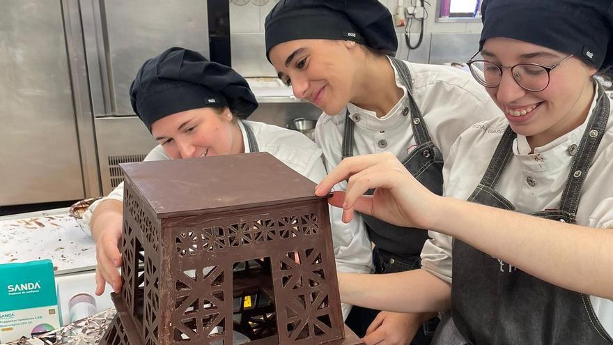 Alumnes de pastisseria de la Joviat exposen figures de xocolata de gran format