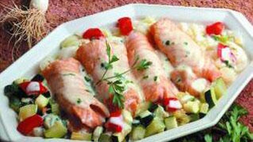 Salmón en rollos con verduras.