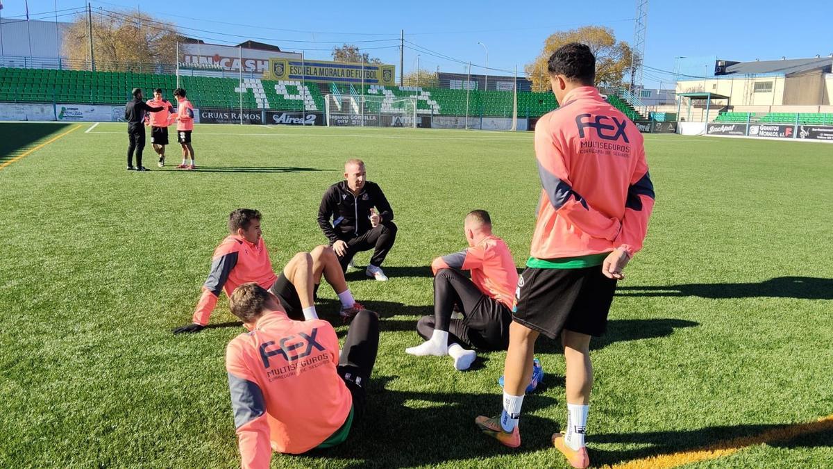 José Antonio Ruiz habla con los jugadores del Moralo durante un entrenamiento de esta semana.