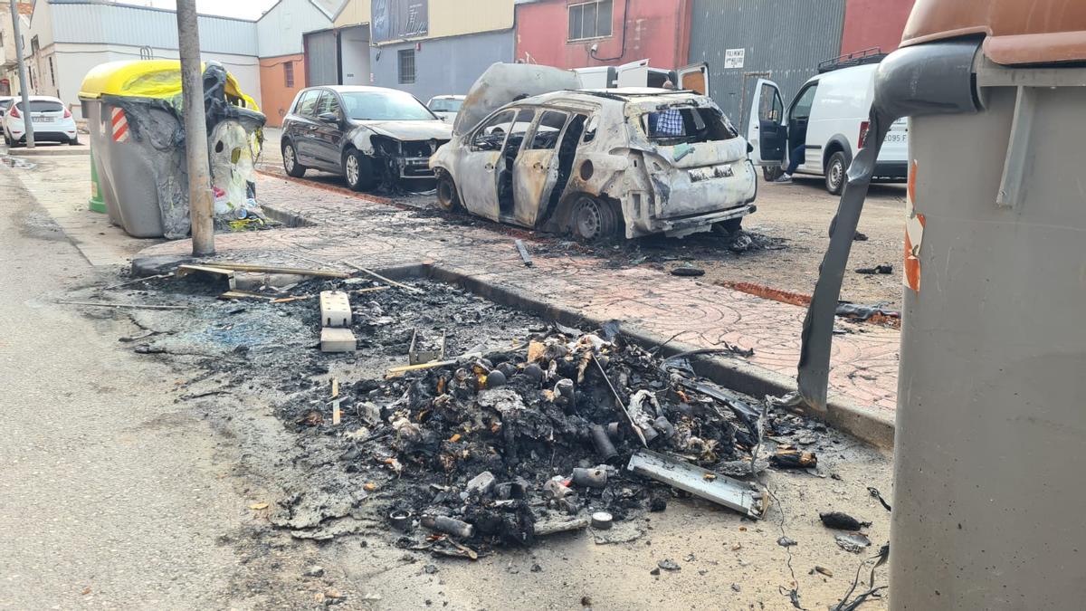 Coches afectados por la quema de un contendor en Albal.