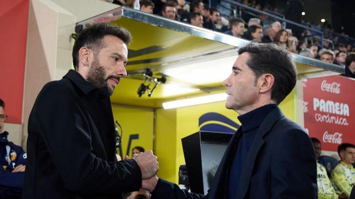 Corberán y Marcelino se saludan antes del comienzo del derbi del domingo en La Cerámica