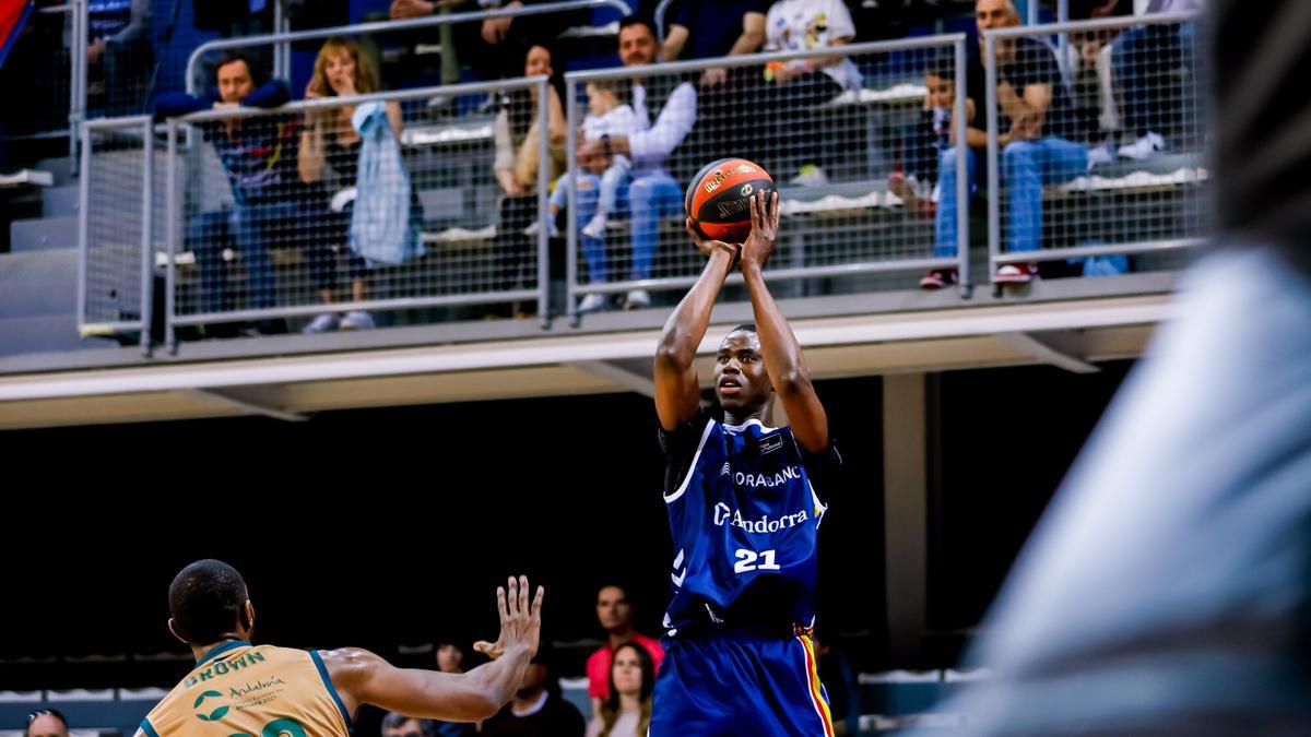 Diagné lanza a canasta en un partido con el Andorra.