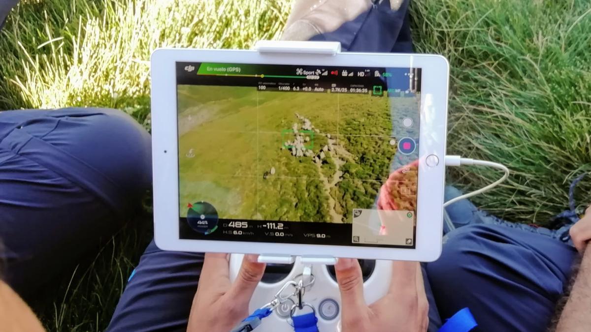 Una tablet reproduce en directo las imágenes captadas desde el cielo por un dron.