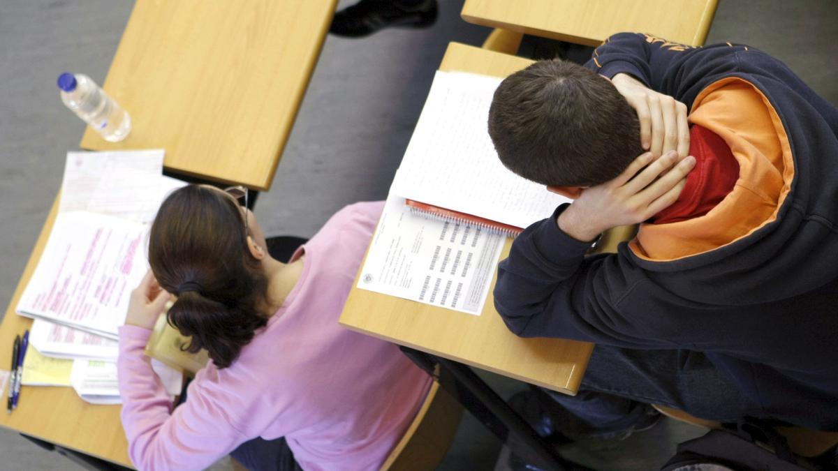 Dos estudiantes realizan las pruebas de Selectividad.