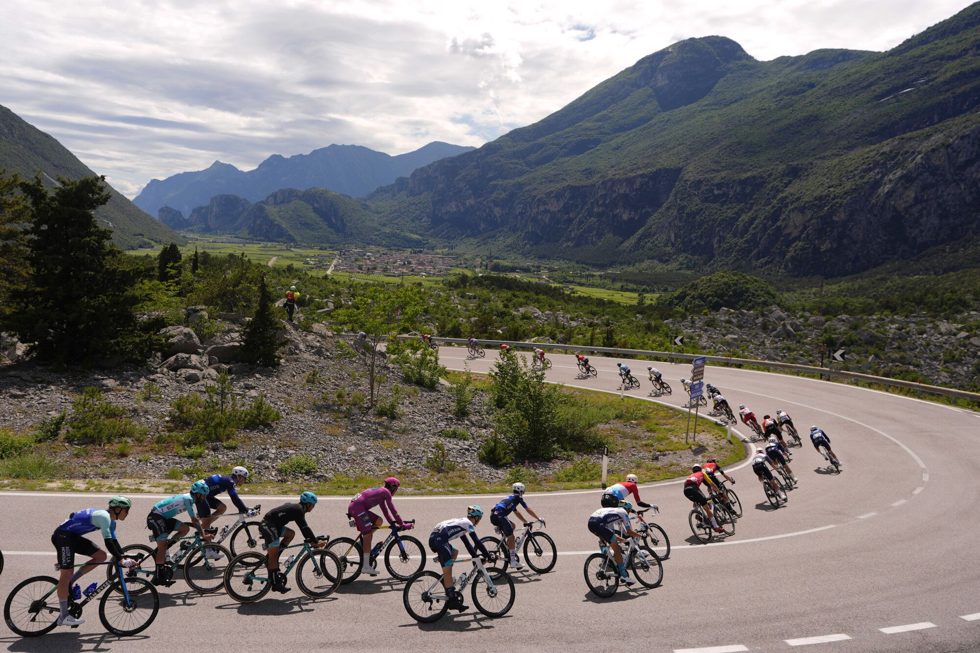 27 May 2025, Italy, San Valentino: The peloton rides during the sixteenth stage of the 108th Giro d'Italia cycling race, 203km from Piazzola sul Brenta to San Valentino. Photo: Fabio Ferrari/LaPresse via ZUMA Press/dpa Fabio Ferrari/LaPresse via ZUMA / DPA 27/05/2025 ONLY FOR USE IN SPAIN. Fabio Ferrari/LaPresse via ZUMA / DPA;sports;cycling;2025 Giro d'Italia - Stage 16;