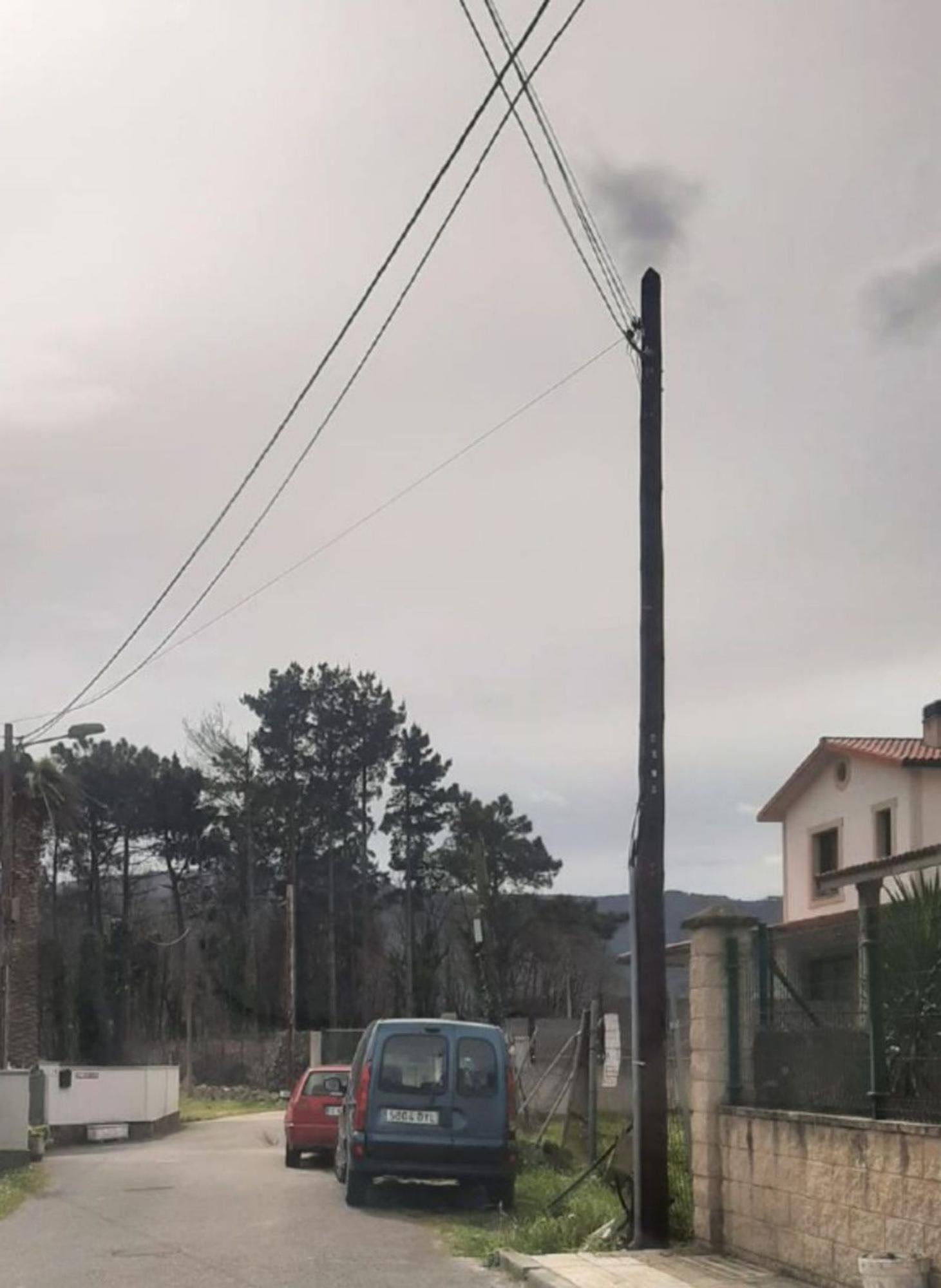 Poste recolocado tras dos meses caído en Ledoño.