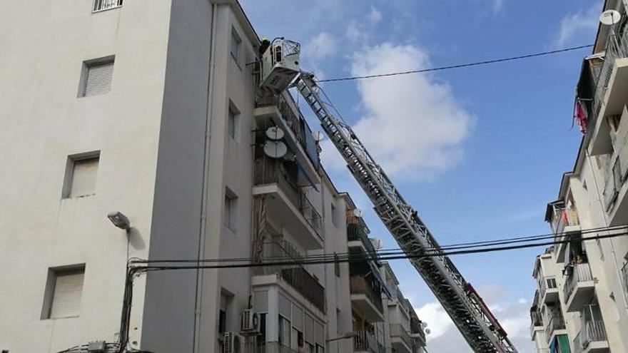 Los bomberos del parque de Elche, durante la intervención en San Antón