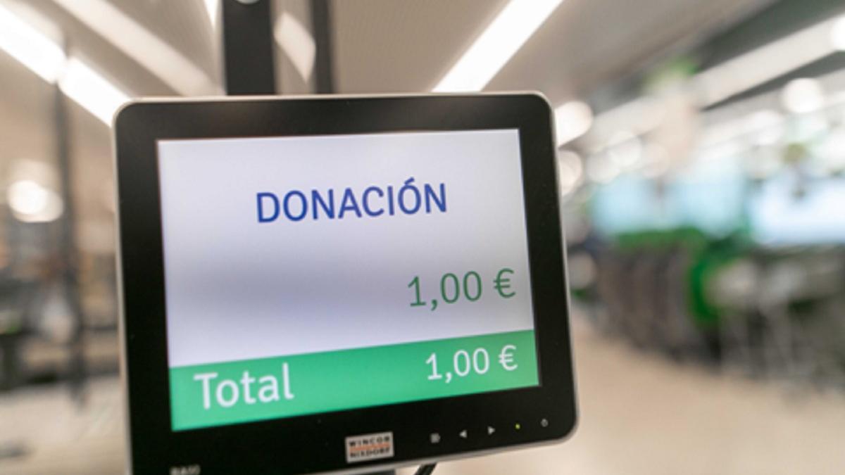 Detalle de la donación en caja en la Gran Recogida de Alimentos en Mercadona.