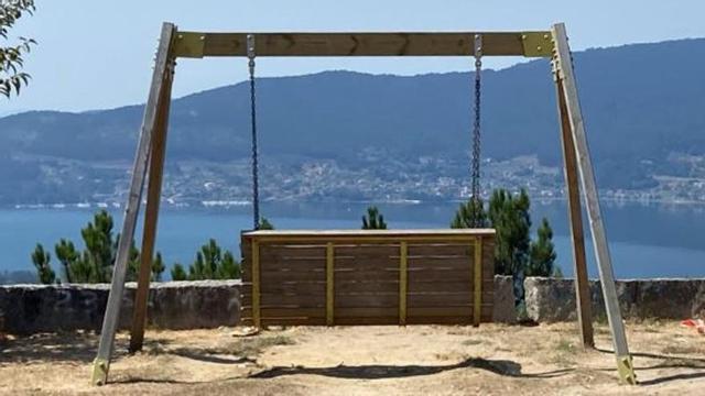 El columpio del monte Outeiro Grande ya reparado.