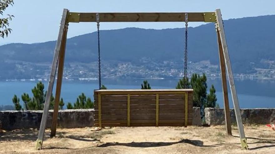 Reparan el columpio del mirador del monte Outeiro Grande de Redondela