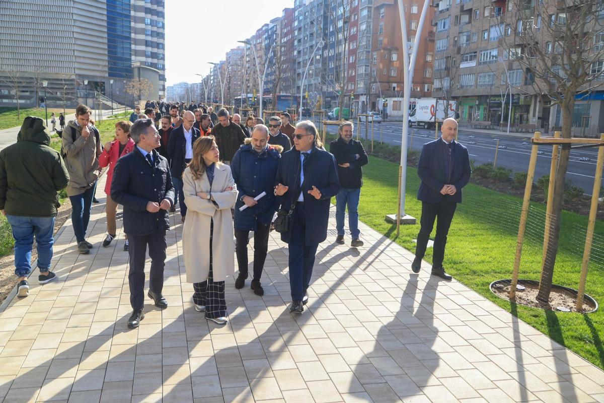 Natalia Chueca, junto a vecinos y representantes municipales, este martes en la avenida Navarra.