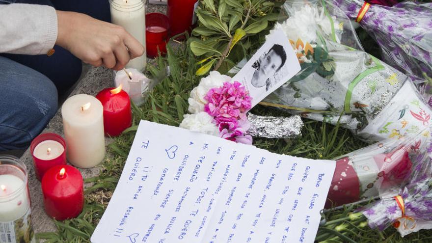 Flores y velas en recuerdo  de Álvaro Cifuentes, el niño de trece años fallecido trasser atropellado en Burriana.