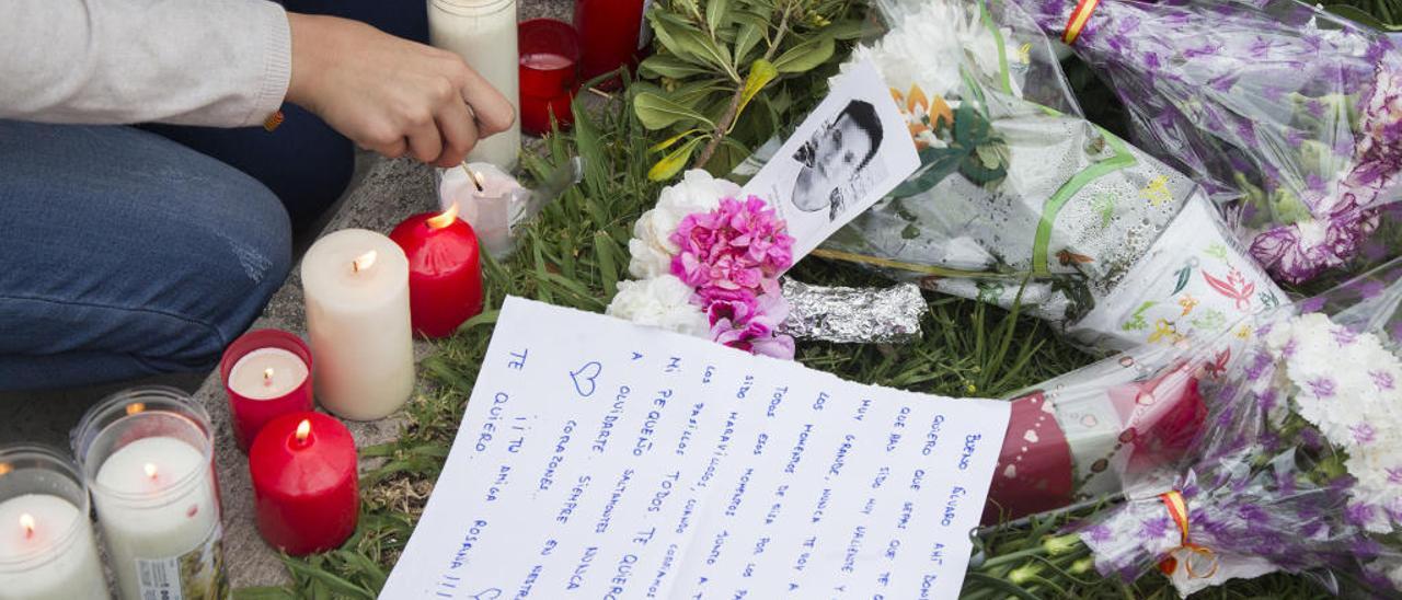 Flores y velas en recuerdo  de Álvaro Cifuentes, el niño de trece años fallecido trasser atropellado en Burriana.