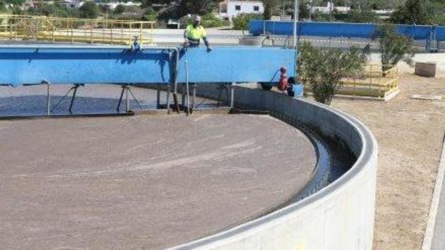 Estación depuradora de aguas residuales de Sant Antoni, una de las tres existentes en la isla con tratamiento terciario.