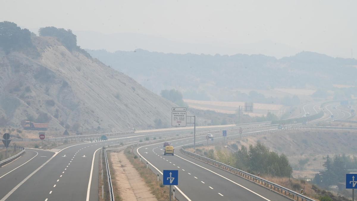 El humo cubre el trazado de la autovía A-21 que conecta Jaca con Puente la Reina y que da acceso a los valles de Ansó y Hecho.