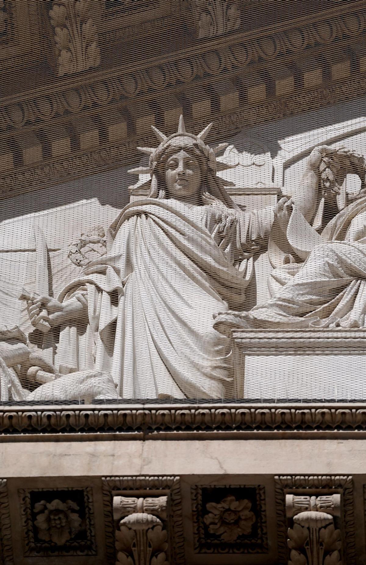 La estatua de la Justicia en el frontón del Congreso.