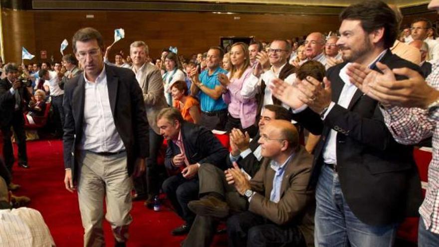 Alberto Núñez Feijóo, ayer, ovacionado por los suyos en el Auditorio de Galicia. / óscar corral