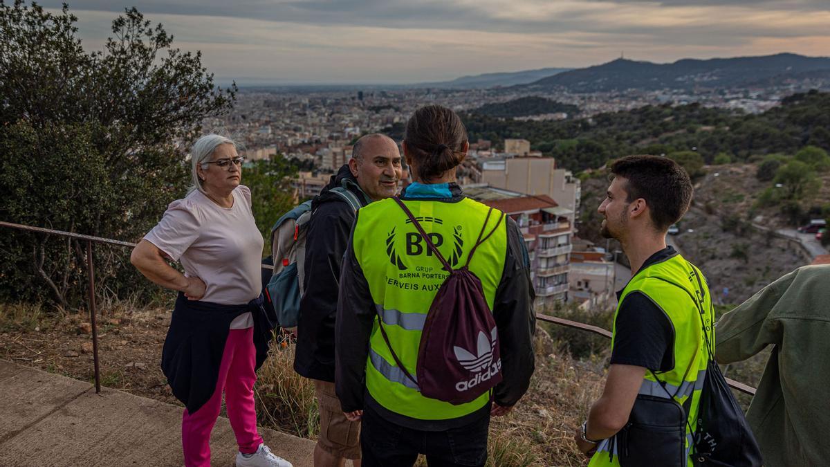 Barcelona 05/05/2023 Barcelona Agentes cívicos se dedican a informar a los turistas que acuden a los búnkeres del Carmel del cierre y los nuevos horarios. AUTOR: JORDI OTIX