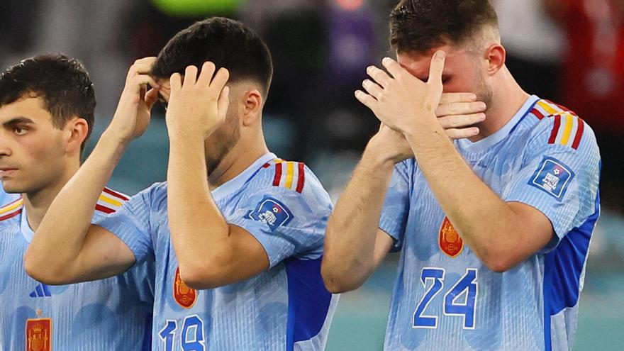 GALERÍA: Los jugadores de España se tapan la cara durante la tanda de penaltis.