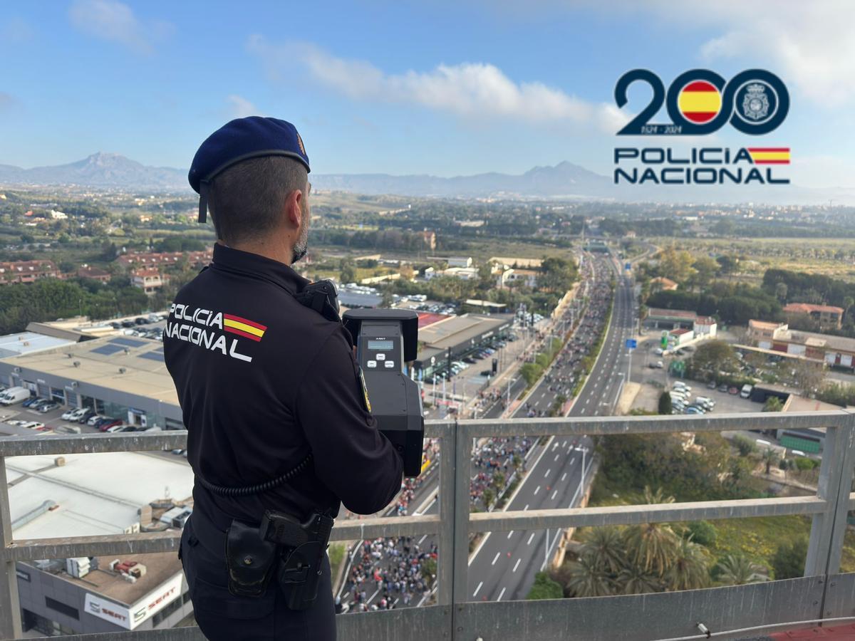 Un agente del dispostivo de seguridad de la romería