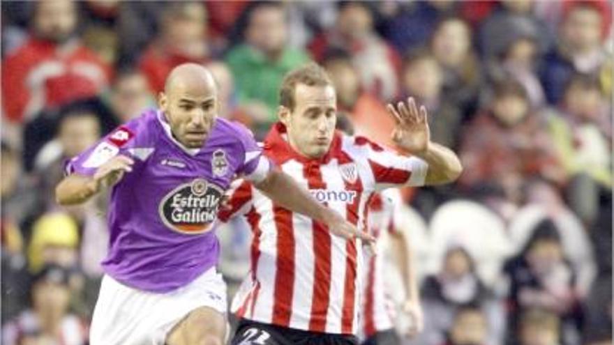 Ion Vélez lluitant amb Manuel Pablo en un Athletic de Bilbao-Deportivo a San Mamés.