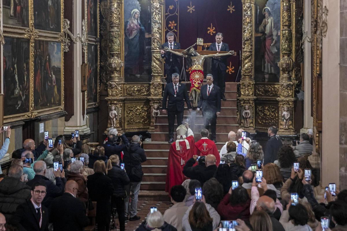 Devotos veneran el Crist de la Sang