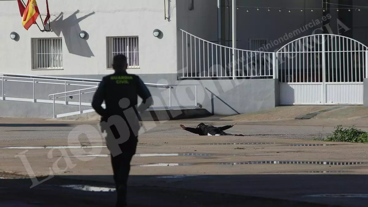 Momento de la detención de Francisco, el joven que se lió a tiros en El Algar